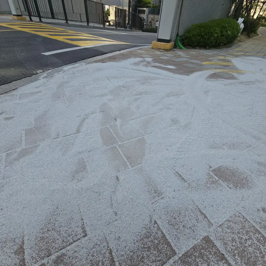 들뜨고 깨진 아파트단지 보도블럭 시공 전 현장
