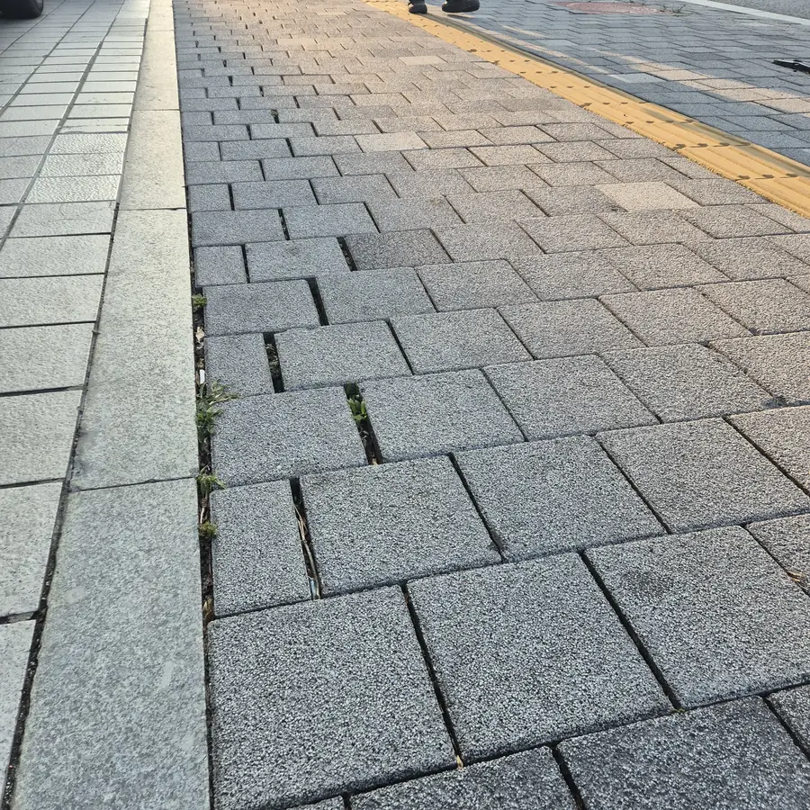 상가 앞 보도블럭을 새 블럭으로 교체해 정리된 시공 후 현장