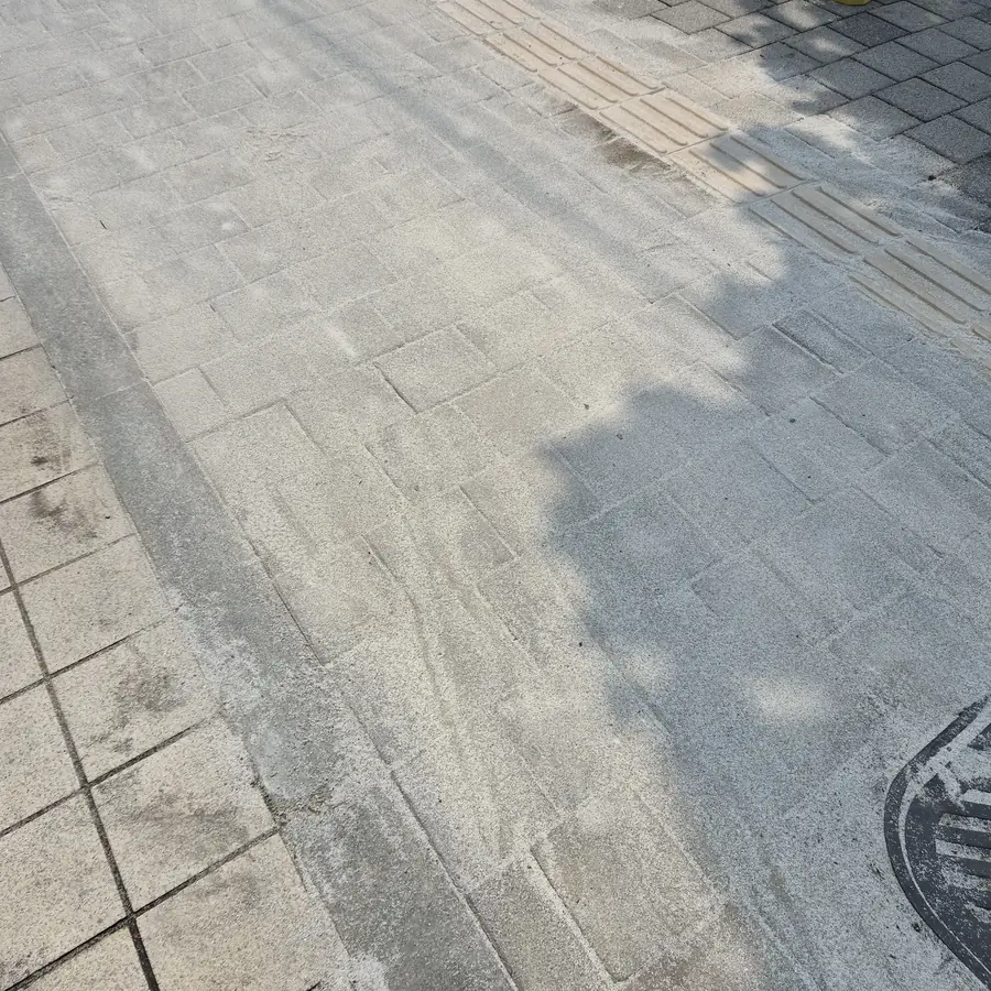 상가 앞 보도블럭이 파손되어 깨지고 들뜬 시공 전 현장